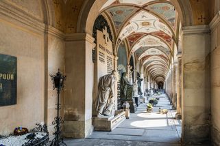 Miliony za hrob na Vyšehradě? Slavná jména mizí, aby ustoupila hvězdám - Médium.cz